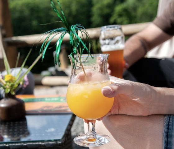 Cocktails auf der Sonnenterrasse, © EifelAdventures