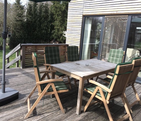 Terrasse mit Gartenmöbeln, © Burkhard Bujotzek