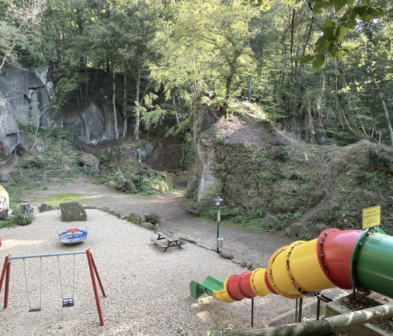 Spielplatz bei den Höhlen, © Touristik GmbH Gerolsteiner Land, Leonie Post