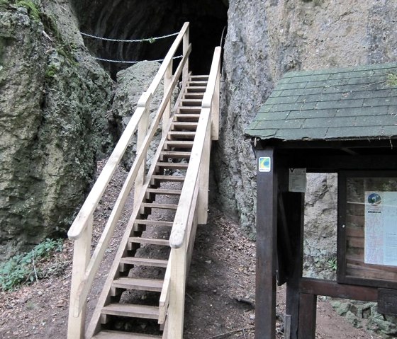 Höhleneingang mit Infotafel, © Touristik GmbH Gerolsteiner Land