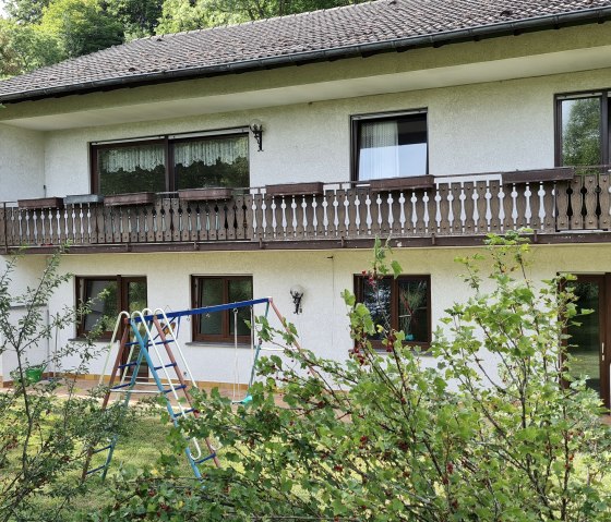 Blick vom Ahbach/Süden auf die Ferienwohnungen, © Kändler