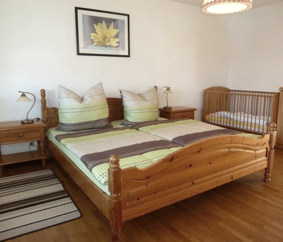 Schlafzimmer 1, mit Kinderbett