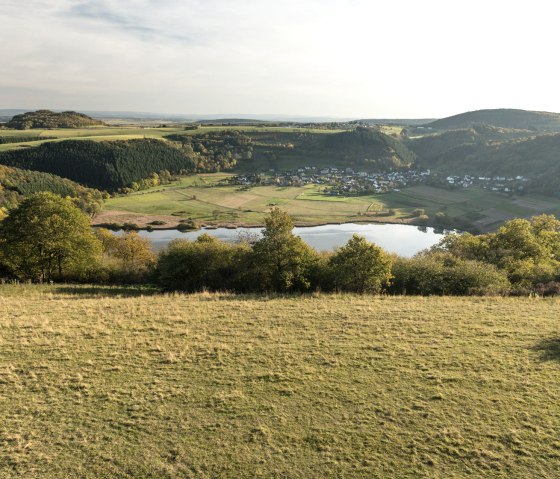 Wandertour VulkaMaar-Pfad: Aussicht auf das Meerfelder Maar, © Eifel Tourismus GmbH - D. Ketz