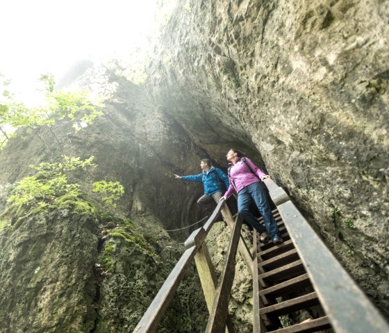 An der Buchenlochhöhle am Eifelsteig, © Eifel Tourismus GmbH, D. Ketz