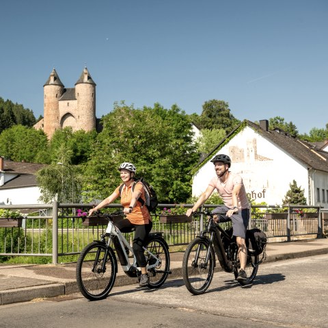 Kyll fietspad, Mürlenbach met kasteel Bertradaburg, © Eifel Tourismus GmbH, Dominik Ketz