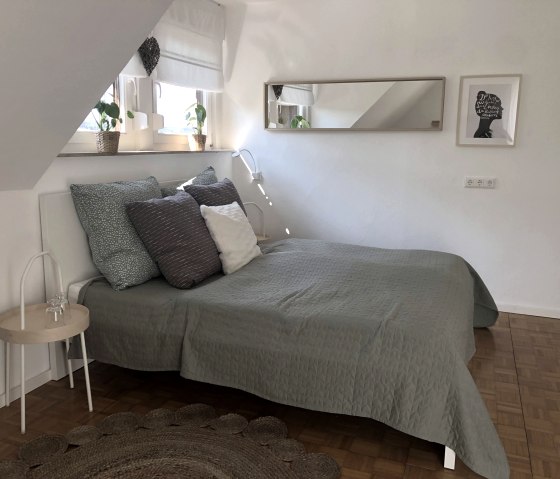 1. Schlafzimmer mit Doppelbett2, © Anja Remsperger & Philippe Drees
