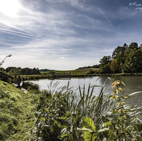 The idyllic reservoir in Gerolstein surrounded by green nature., © Martin Müller