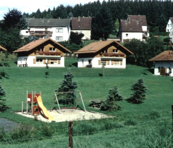 Spielplatz+Häuser, © Kloep