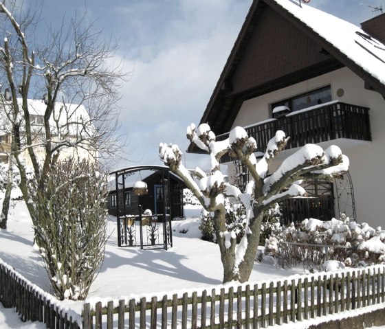 Haus und Garten im Winter, © Gertrud Wieser