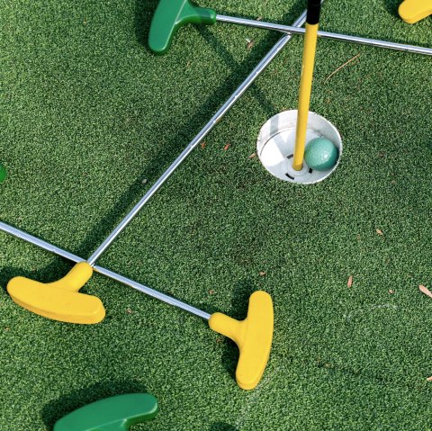 Minigolf, © Pexels.com/Anna Tarazevich