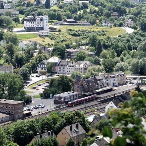 Gerolstein_Bahnhof mit Zug HENDELE, © Thomas Hendele (alle Rechte vorbehalten)