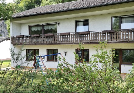 Blick vom Ahbach/Süden auf die Ferienwohnungen, © Kändler