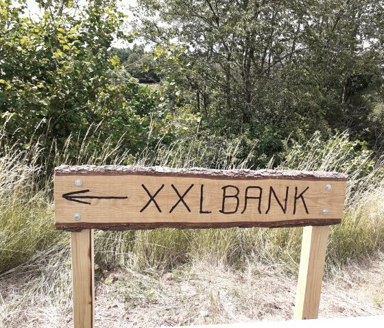 Hinweisschild XXL Bank, © Ute Klinkhammer, Touristik GmbH Gerolsteiner Land