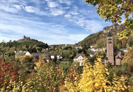 Erlöserkirche im Herbst