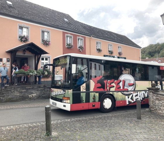 Krimibus, © Touristik GmbH Gerolsteiner Land, Laura Groß