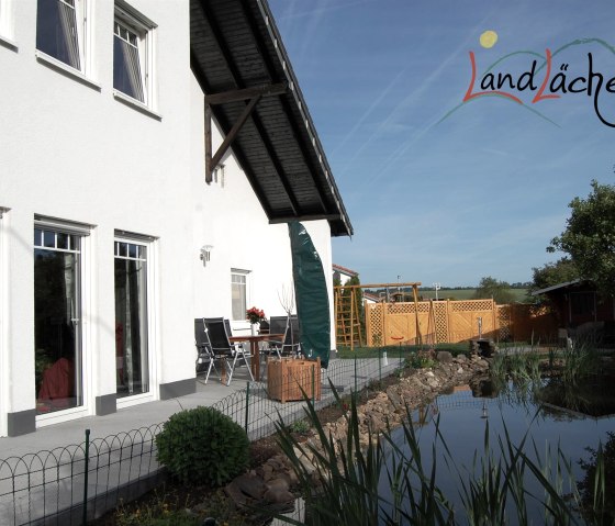 Ein Blick auf die Terrasse mit Teich und Grill, © Familie Floßdorf