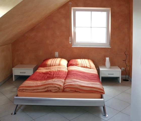 2.  Schlafzimmer mit Flachbildschirm