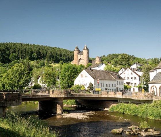 Blick auf Bertradaburg von der Kyll aus, © Eifel Tourismus GmbH, Dominik Ketz