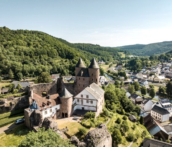 Bertradaburg mit Blick auf Mürlenbach, © Eifel Tourismus GmbH, Dominik Ketz