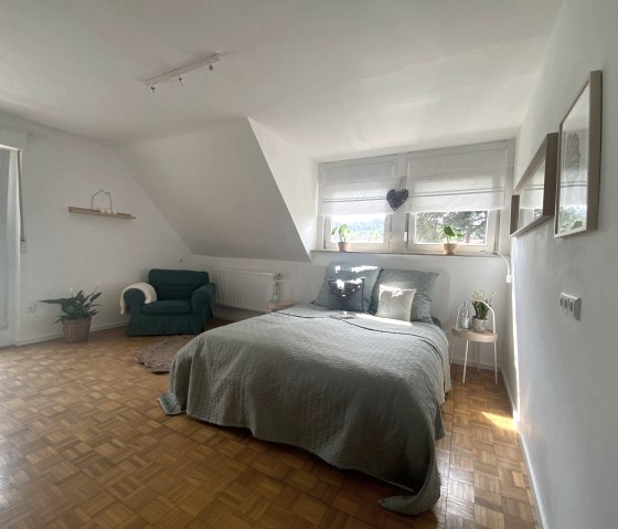 1. Schlafzimmer mit Doppelbett, © Anja Remsperger & Philippe Drees