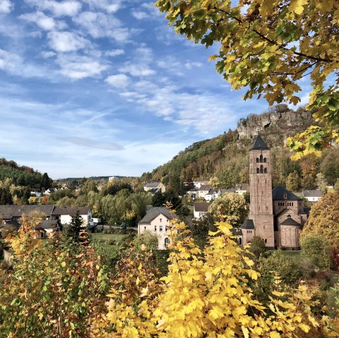 Erlöserkirche im Herbst