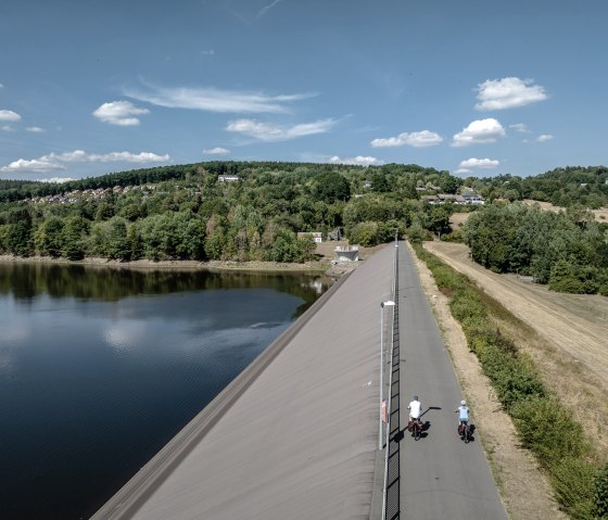 Der Kyll-Radweg führt am Kronenburger See vorbei, © Eifel Tourismus GmbH, Dennis Stratmann - finanziert durch REACT-EU