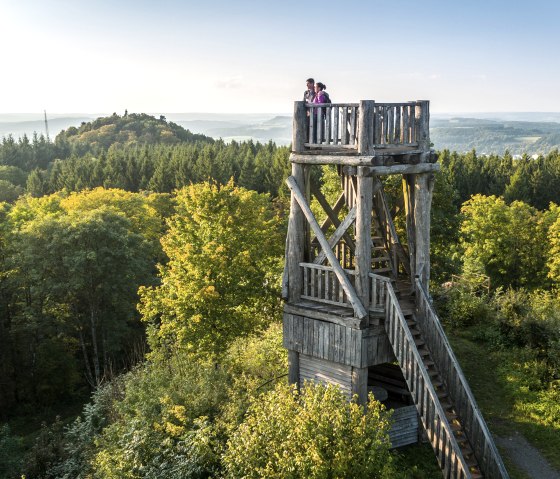 De indrukwekkende uitkijktoren op de Dietzenley verheft zich boven de bloeiende bossen en biedt een fantastisch uitzicht rondom., © Eifel Tourismus GmbH, Dominik Ketz