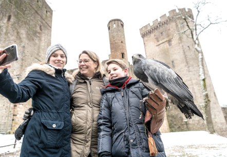 Adler und Wolfspark Kasselburg mit Gästen, © Eifel Tourismus GmbH, Dominik Ketz