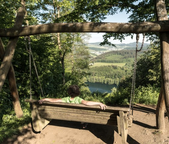 Schaukel mit Blick aufs Gemündener Maar, © Eifel Tourismus GmbH, D. Ketz