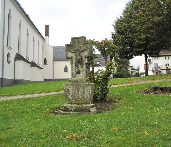 Kreuz bei Wehrkirche, © Touristik GmbH Gerolsteiner Land, Ute Klinkhammer