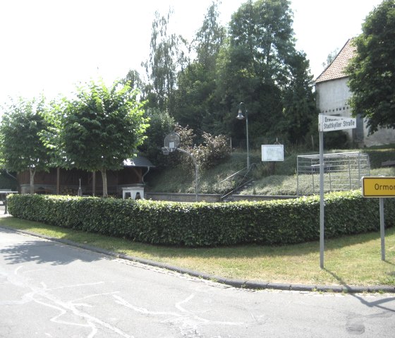 Dorfplatz mit Grillhütte, © Touristik GmbH Gerolsteiner Land, Ute Klinkhammer