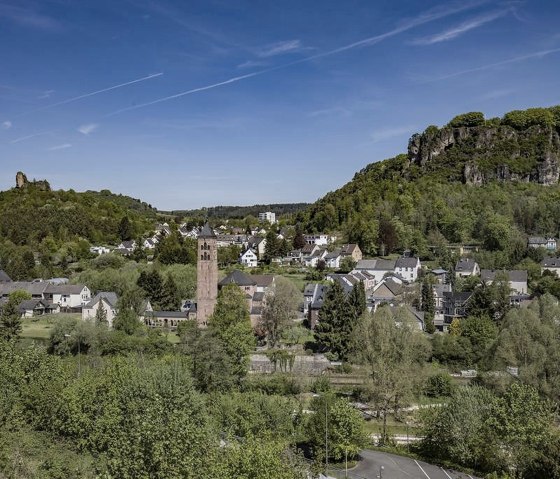 Blick auf die Erlöserkirche, © Nutzungsrecht: Leistung für Foto/Video Aufnahmen
Hiermit räumen wir ein einfaches Nutzungsrecht zur Veröffentlichung in allen Medien, für die erworbenen Bilder ein.
Nutzungsrechte laut § 31 Abs. 2 UrhG einfache Nutzungsrechte: Das einfache Nutzungsrecht berechtigt den Inhaber, das Werk auf die erlaubte Art zu nutzen, ohne dass eine Nutzung durch andere ausgeschlossen ist. Eine Nennung des Fotografen: Martin Müller, ist zwingend erforderlich.