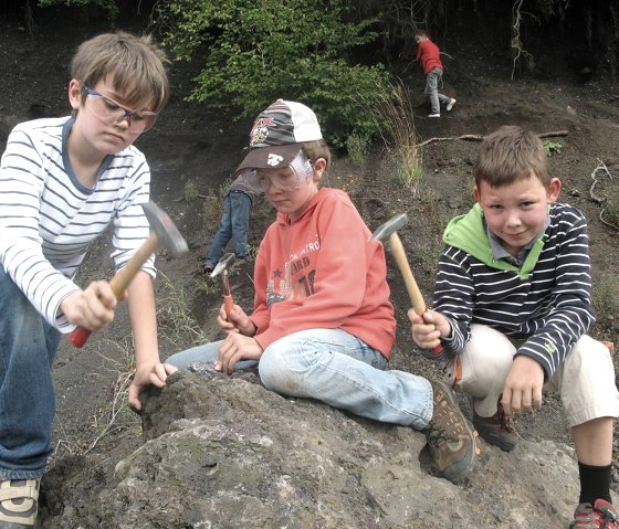 Kinder auf dem Geoacker, © Touristik GmbH Gerolsteiner Land