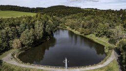 Stausee, © Nutzungsrecht: Leistung für Foto/Video Aufnahmen
Hiermit räumen wir ein einfaches Nutzungsrecht zur Veröffentlichung in allen Medien, für die erworbenen Bilder ein.
Nutzungsrechte laut § 31 Abs. 2 UrhG einfache Nutzungsrechte: Das einfache Nutzungsrecht berechtigt den Inhaber, das Werk auf die erlaubte Art zu nutzen, ohne dass eine Nutzung durch andere ausgeschlossen ist. Eine Nennung des Fotografen: Martin Müller, ist zwingend erforderlich.