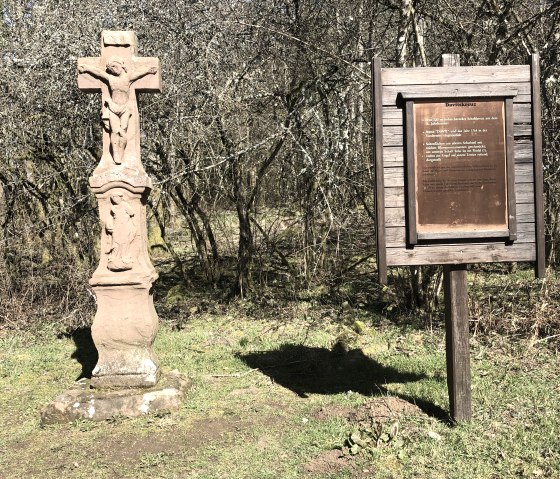 The historic davit cross with information board., © Touristik GmbH Gerolsteiner Land, Leonie Post