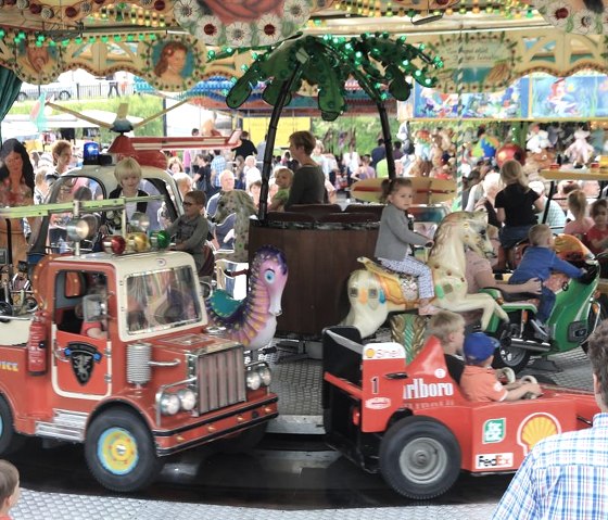 Buntes Kinderkarussel, © Tourist-Information Gerolsteiner Land