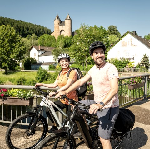 Kyll-Radweg, Mürlenbach mit Bertradaburg, © Eifel Tourismus GmbH, Dominik Ketz