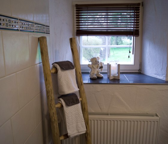 Badezimmer mit Fenster-min