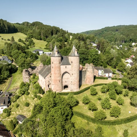 ET-2023-025-Kyll-Radweg, Mürlenbach mit Bertradaburg, © Eifel Tourismus GmbH, Dominik Ketz