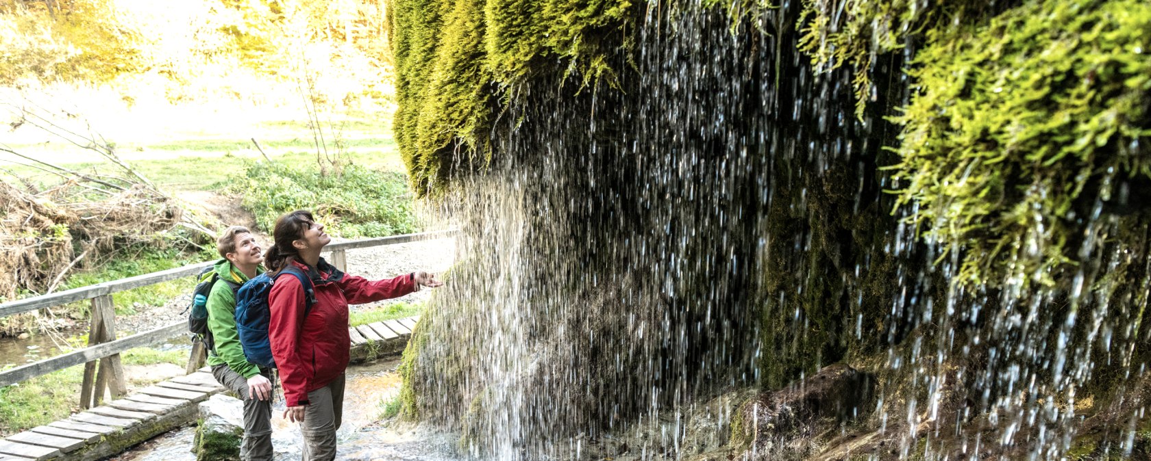 Erfrischung am Wasserfall Dreimühlen am Eifelsteig, © Eifel Tourismus GmbH, D. Ketz